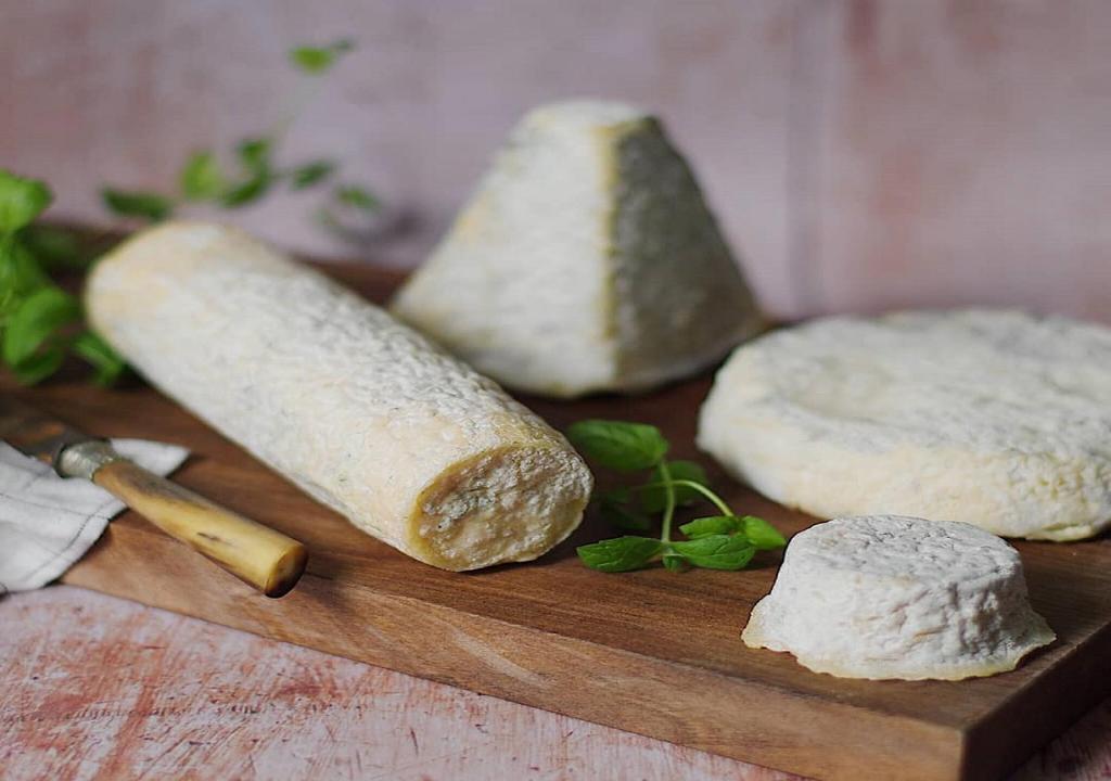 - une planche à découper en bois avec du pain et du fromage dans l'établissement FERME DU CAROIRE, à Azay-le-Ferron