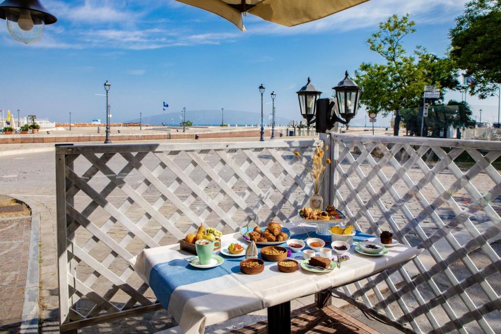 - une table avec une assiette de nourriture sur la plage dans l'établissement Miramare Hotel Ristorante Convegni, à Cesenatico