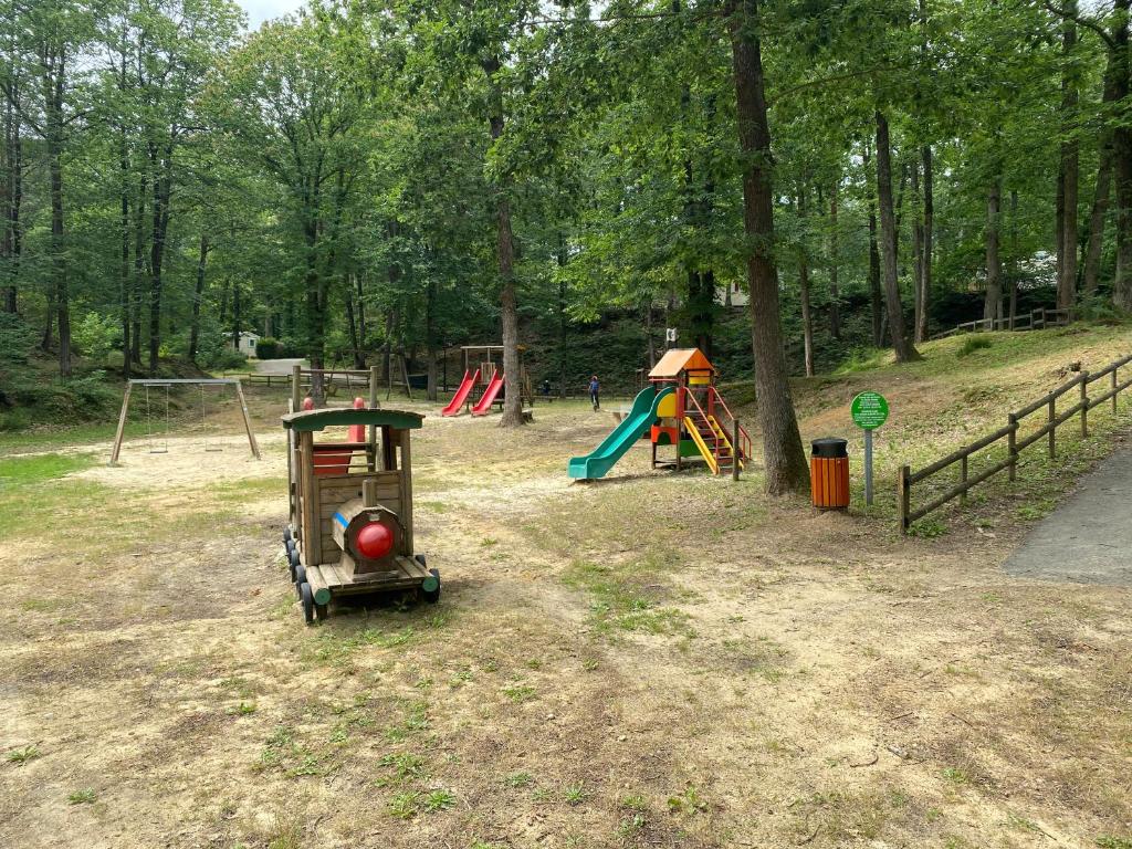 un parc avec une aire de jeux avec un petit train dans l'établissement Mobil-Home avec belle exposition, à Saint-Chéron