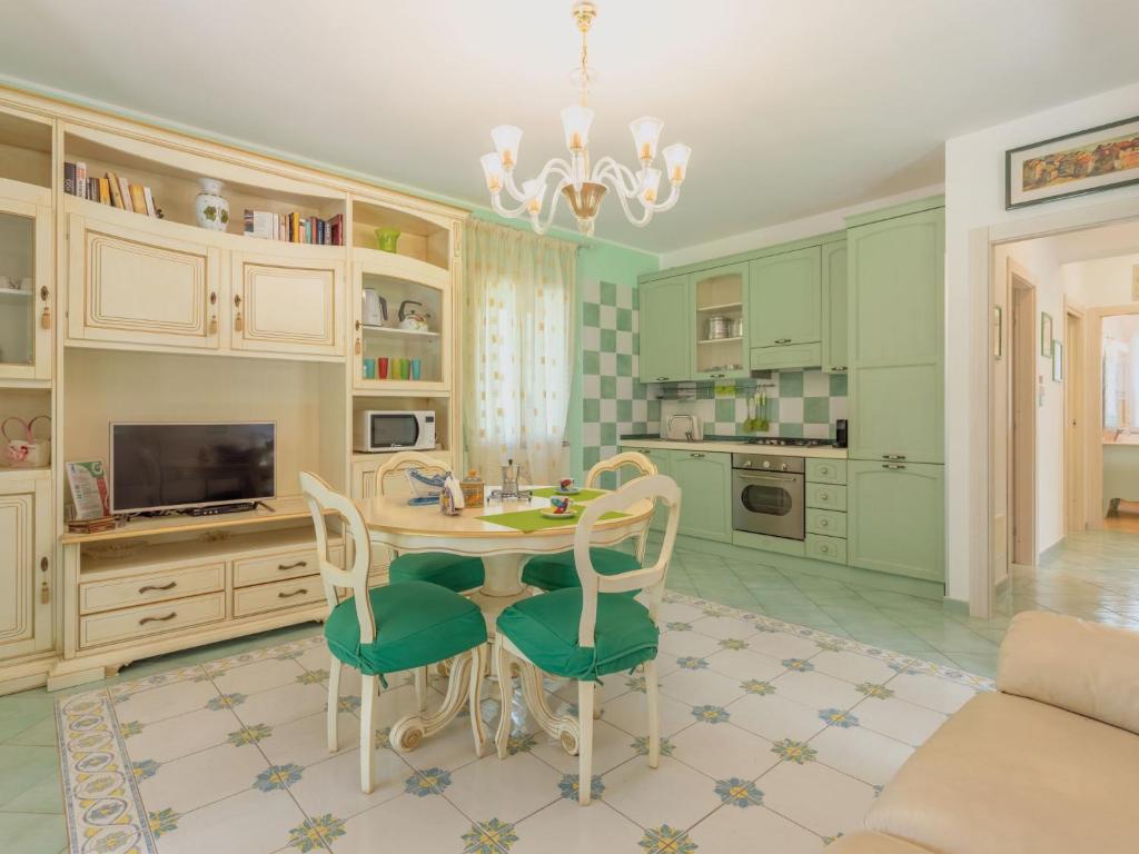 une cuisine avec une table et des chaises dans une pièce dans l'établissement Villa Jancaliva by Interhome, à Cefalù