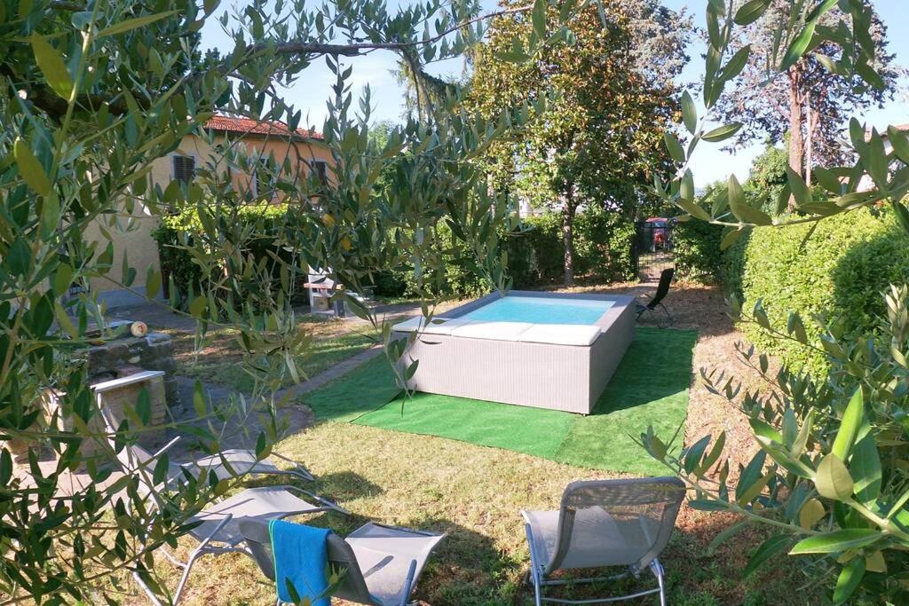 - une piscine dans une cour avec des chaises sur gazon dans l'établissement La Menchina ( Alloggio privato), à Arezzo