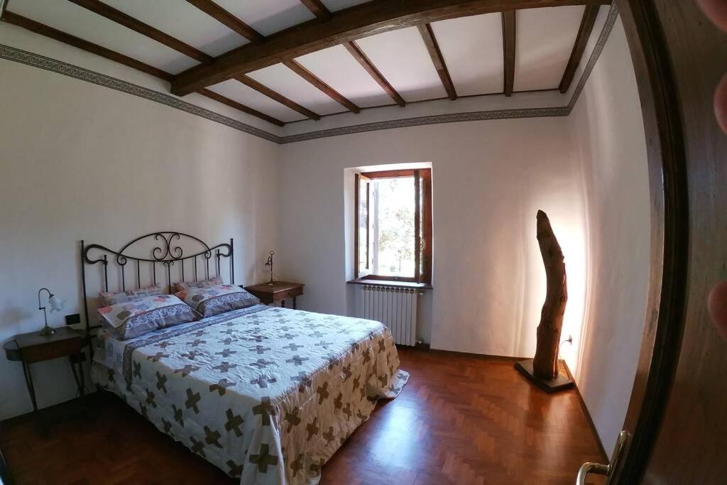 une chambre avec un lit dans une pièce avec une fenêtre dans l'établissement La Menchina ( Alloggio privato), à Arezzo 39 autres photos