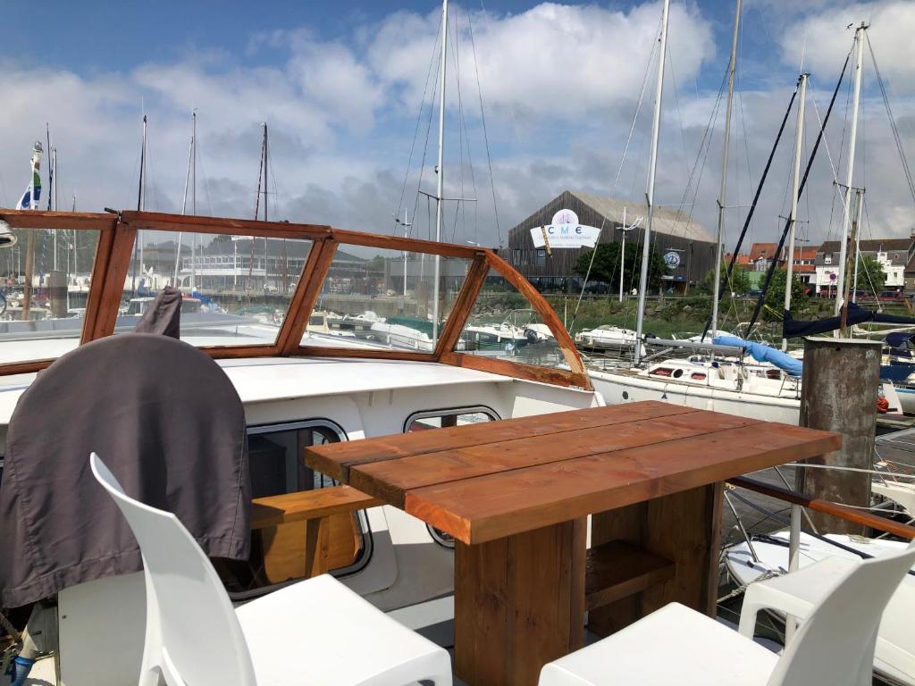 - une table et des chaises sur un bateau dans un port de plaisance dans l'établissement La Vedette Hollandaise, à Étaples 23 autres photos