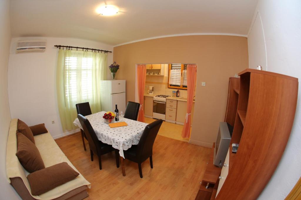 Apartments Vedrana 4