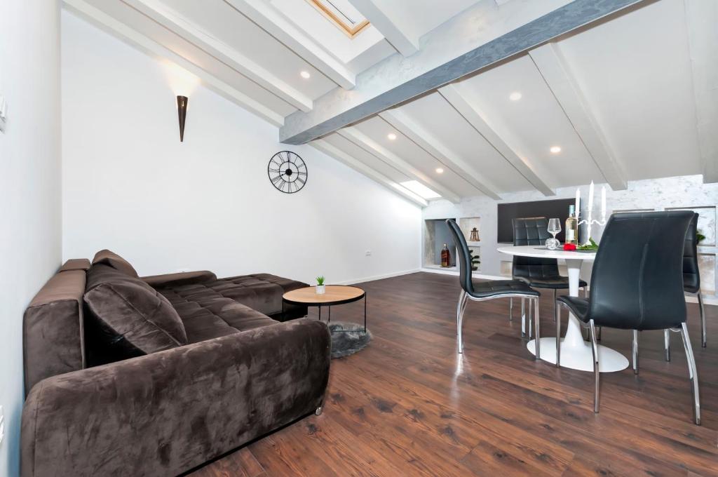 Deluxe Apartments A&A - 2 5