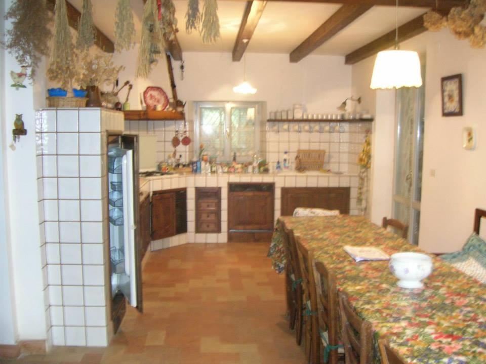 - une cuisine avec une grande table dans une pièce dans l'établissement Country House "I luoghi dell' anima"con piscina e giardino, à Montottone
