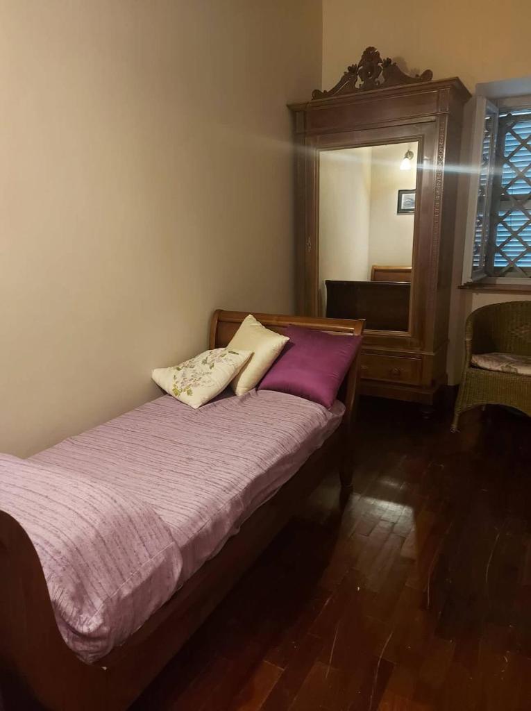 un lit avec deux oreillers dessus dans une chambre dans l'établissement Country House "I luoghi dell' anima"con piscina e giardino, à Montottone