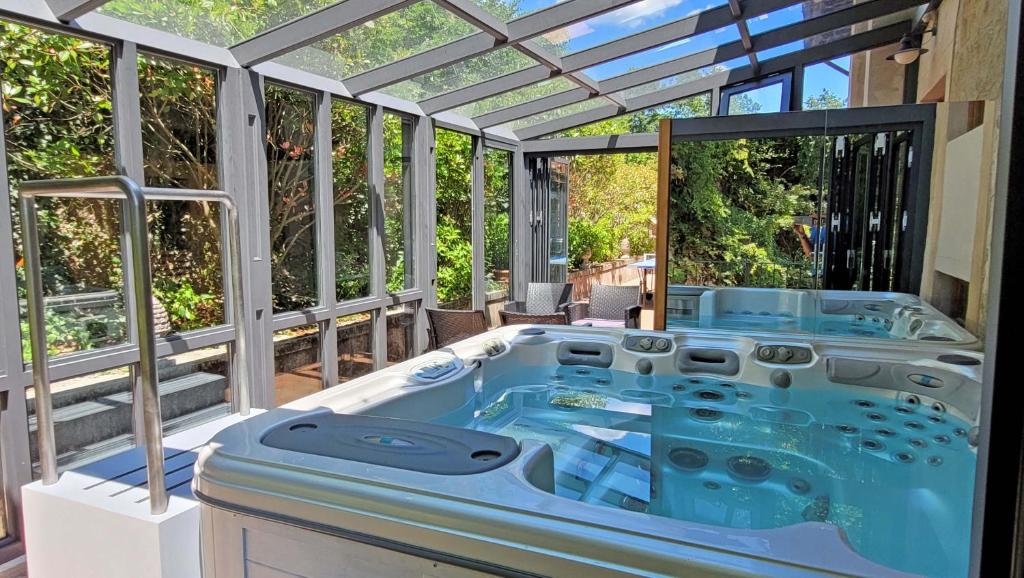 une baignoire jacuzzi au milieu d'une maison dans l'établissement Villa Morelli Gualtierotti, à Pontepetri