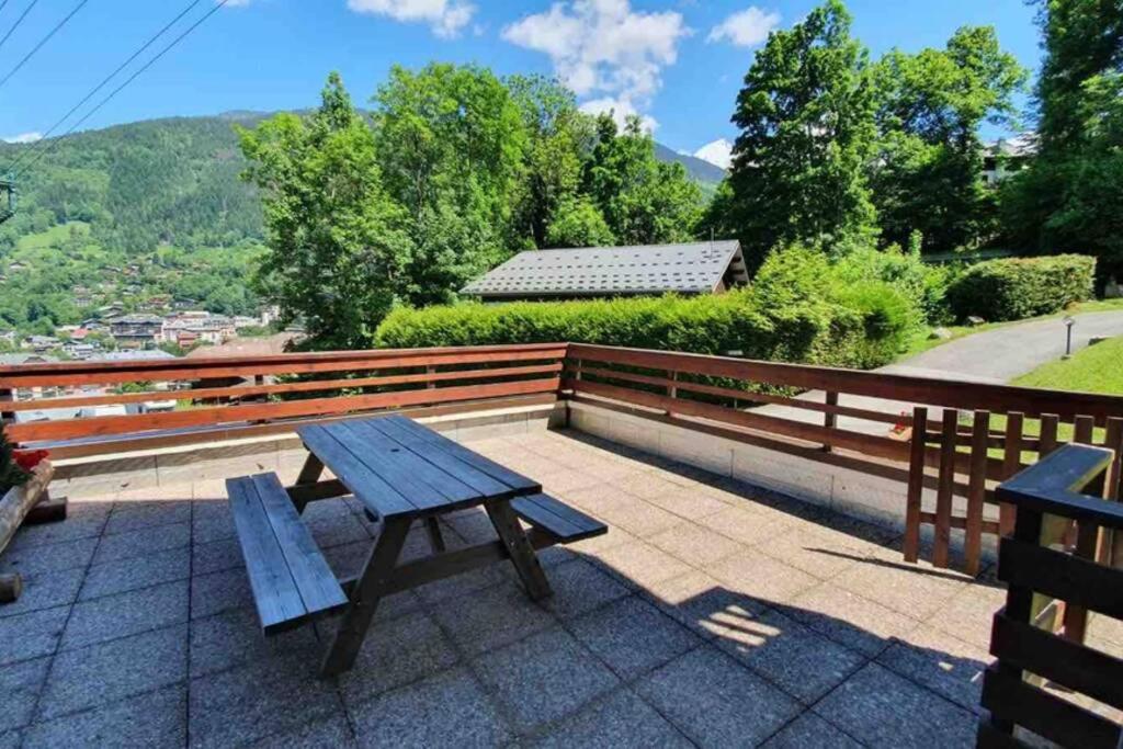 - une table de pique-nique en bois installée sur le toit dans l'établissement Appartement l'Edel - Vue Massif Mont-Blanc, à Saint-Gervais-les-Bains