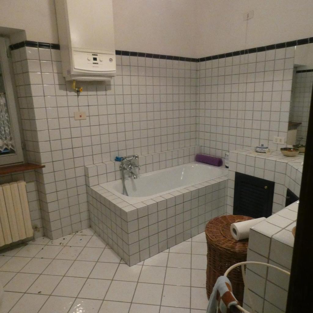 La salle de bains est pourvue d'une baignoire et d'un lavabo. dans l'établissement Country House "I luoghi dell' anima"con piscina e giardino, à Montottone