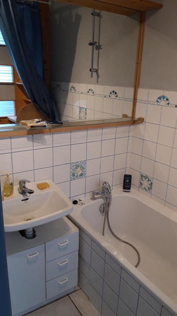 une salle de bain avec un lavabo et une baignoire dans l'établissement Les Jonquilles: gîte 8/10 pers. avec vue imprenable!, à Gérardmer 18 autres photos