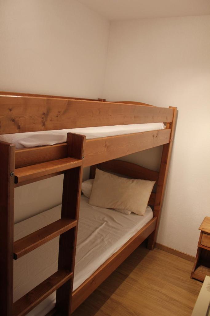 deux lits superposés dans une petite pièce avec dans l'établissement Appartement Superdévoluy les 4 Géants, à Superdevoluy