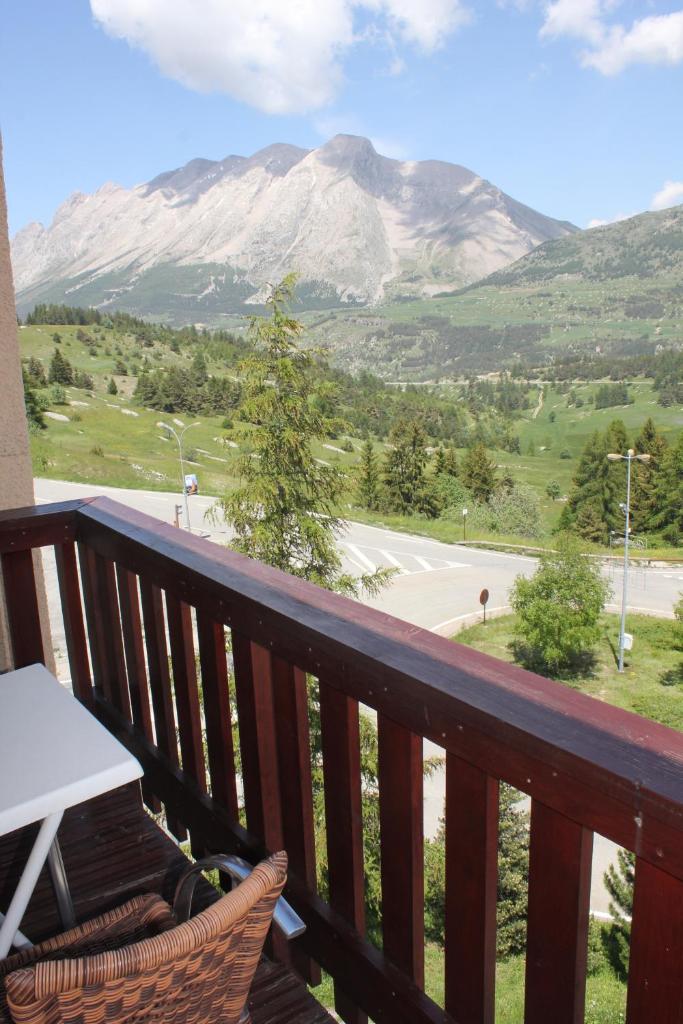 un balcon avec vue sur une montagne dans l'établissement Appartement Superdévoluy les 4 Géants, à Superdevoluy