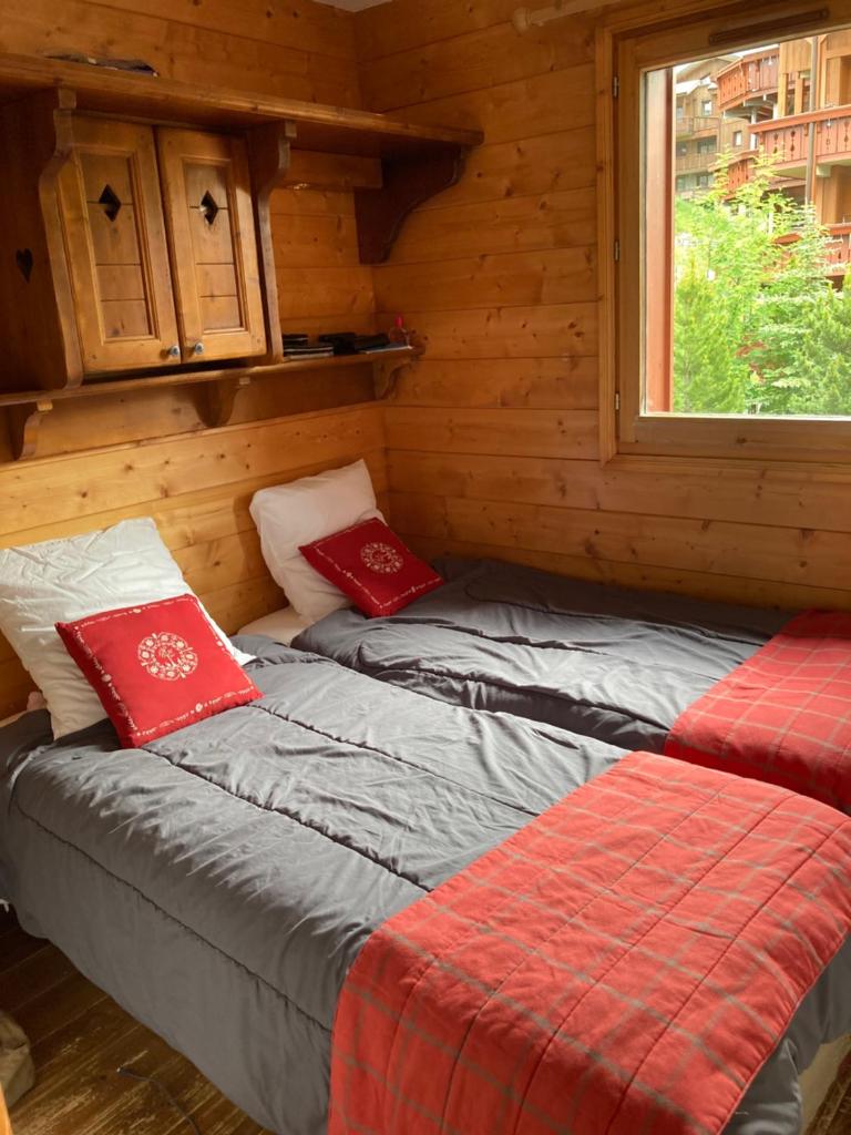 - 2 lits dans une cabane en rondins avec fenêtre dans l'établissement Les Alpages de Reberty, aux Menuires