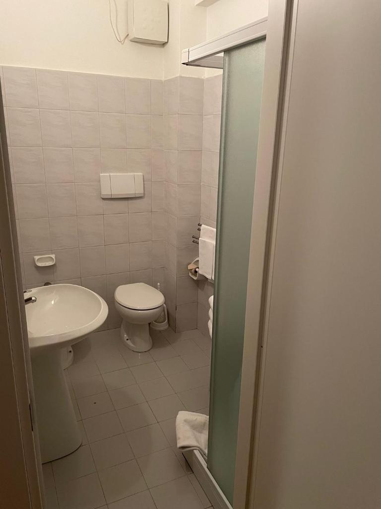 une salle de bain avec toilettes et lavabo dans l'établissement Hotel Stazione del Sole, à Albenga