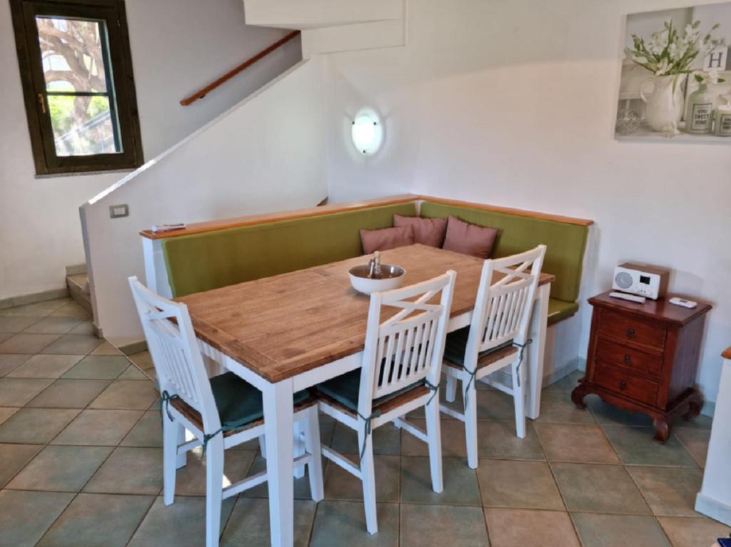 une salle à manger avec une table et des chaises en bois dans l'établissement Villetta with heated pool and panoramic view, à Torre delle Stelle
