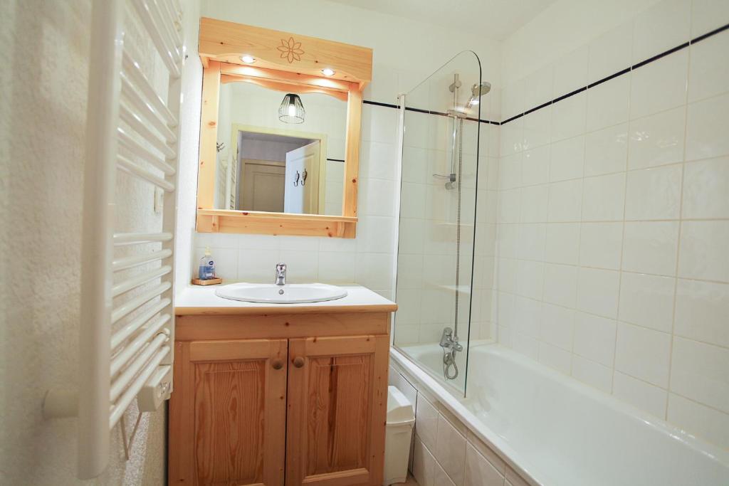 une salle de bain avec un lavabo, une douche et des toilettes dans l'établissement L'Alpin- Appartement 2ch au pied des pistes- tarif lits faits et linge de toilette compris, à Aussois