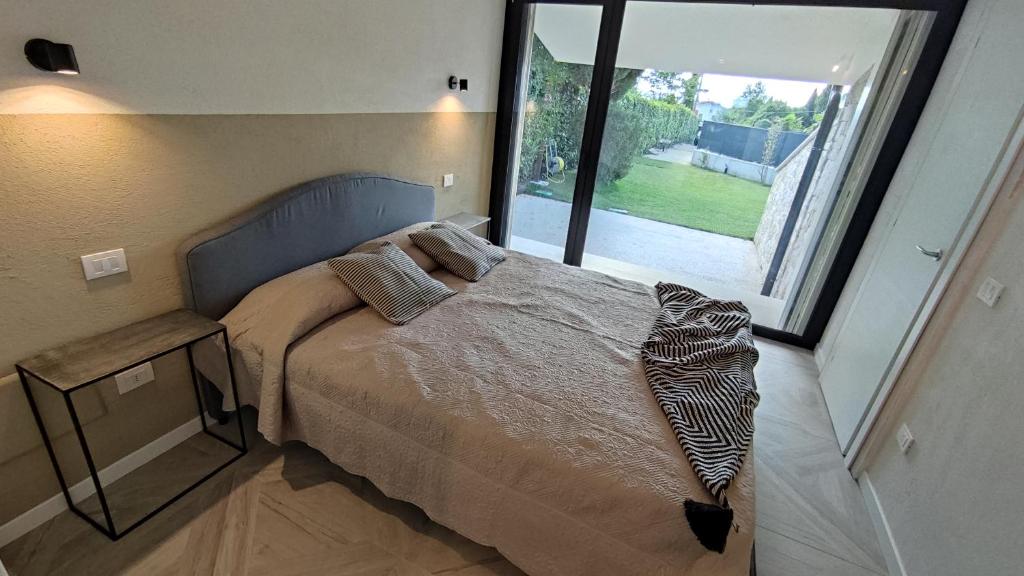- une chambre dotée d'un lit avec un zèbre dans l'établissement Villa Agave, à Lazise