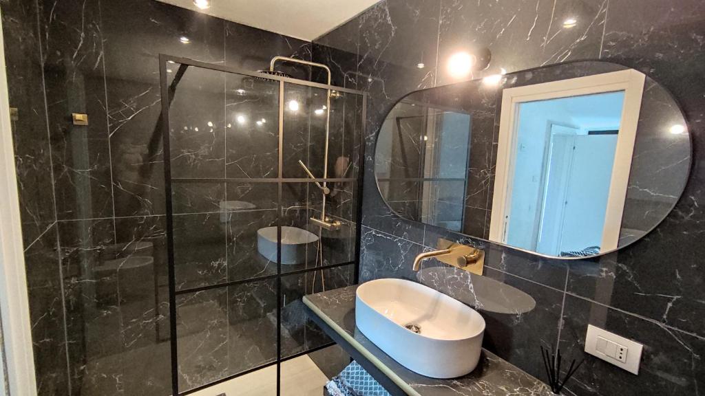 une salle de bain avec un lavabo et un miroir dans l'établissement Villa Agave, à Lazise 34 autres photos