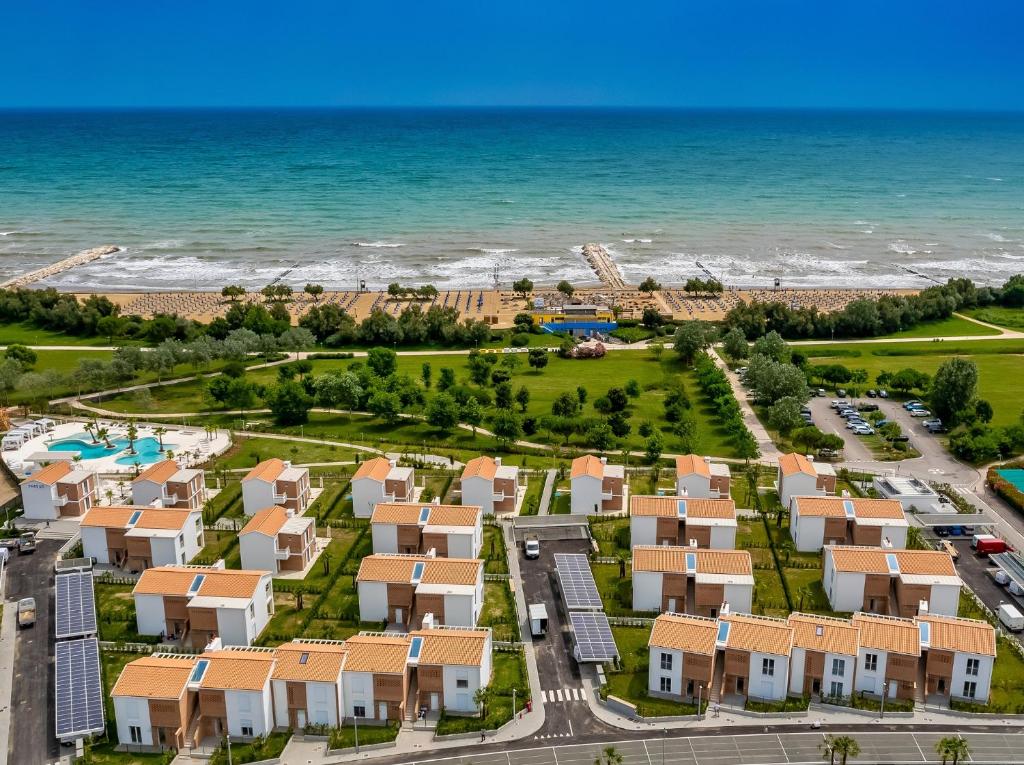 une vue aérienne d'un complexe hôtelier près de la plage dans l'établissement Pareus Beach Resort, à Caorle