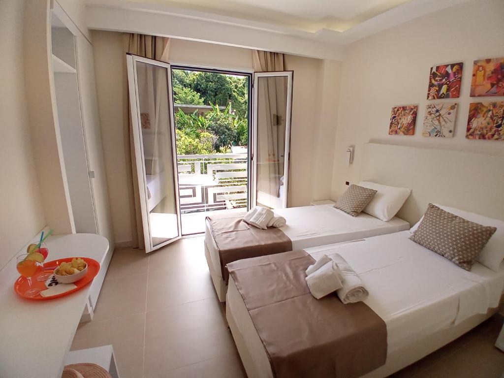 une chambre avec deux lits, un canapé et une table dans l'établissement Il Calabriano Residence, à Zambrone