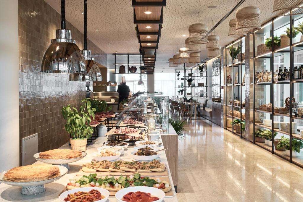 une ligne de buffet avec de nombreux types de nourriture différents dans l'établissement Falkensteiner Hotel & Spa Jesolo, à Lido di Jesolo