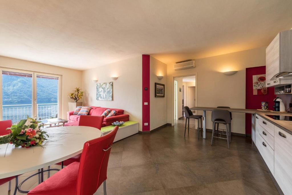 une cuisine et un salon avec une table et des chaises dans l'établissement Golfo di Venere, à Lenno