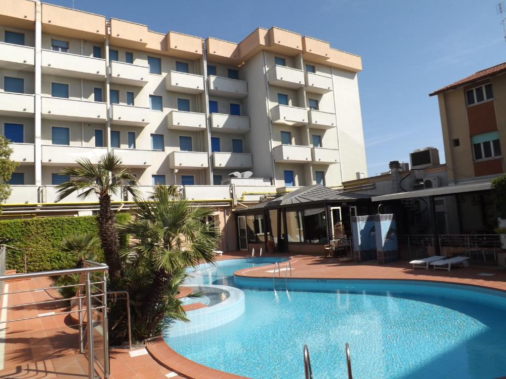 une piscine devant un hôtel dans l'établissement San Giorgio Savoia, à Bellaria-Igea Marina