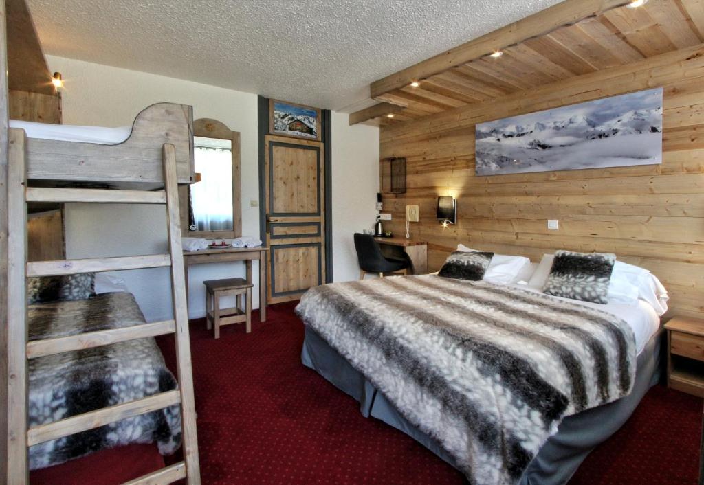 une chambre avec un lit superposé et une échelle dans l'établissement Hotel Le Pelvoux, aux Menuires