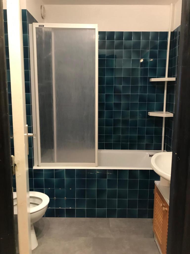 une salle de bain avec toilettes et lavabo dans l'établissement APPT 4-6 PERS 28m2 tout équipé, 30m des pistes, à Saint-Jean-dʼAulps