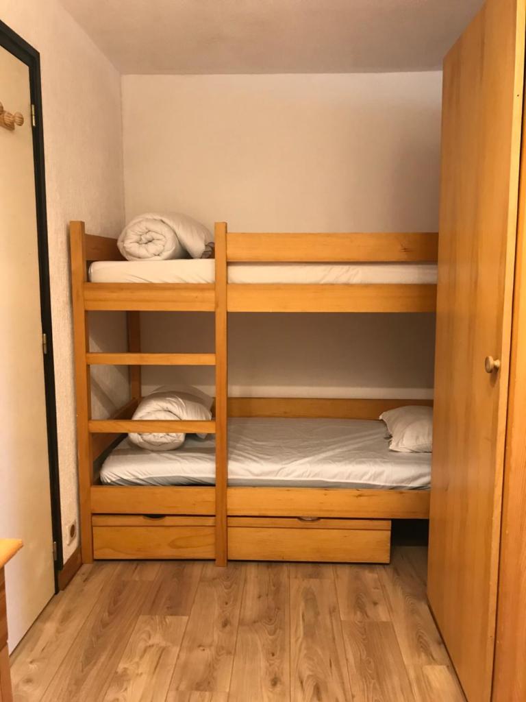 une chambre avec deux lits superposés dans l'établissement APPT 4-6 PERS 28m2 tout équipé, 30m des pistes, à Saint-Jean-dʼAulps