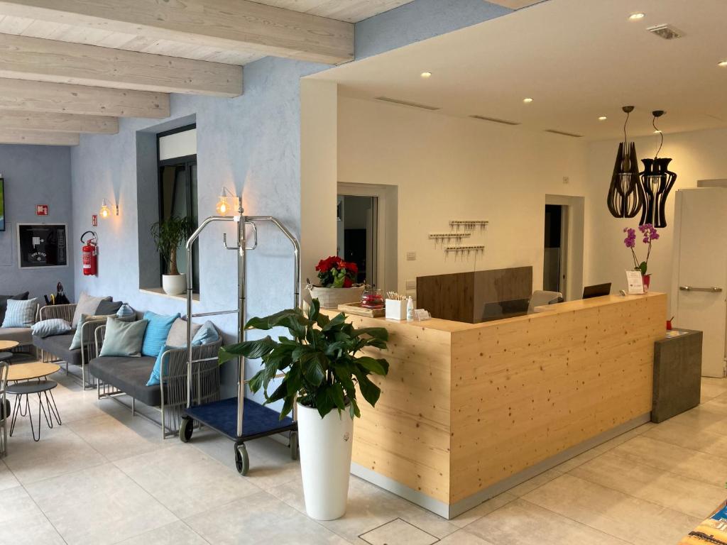 - un hall avec un coin salon doté d'un canapé dans l'établissement Hotel Danieli, à Lido di Jesolo