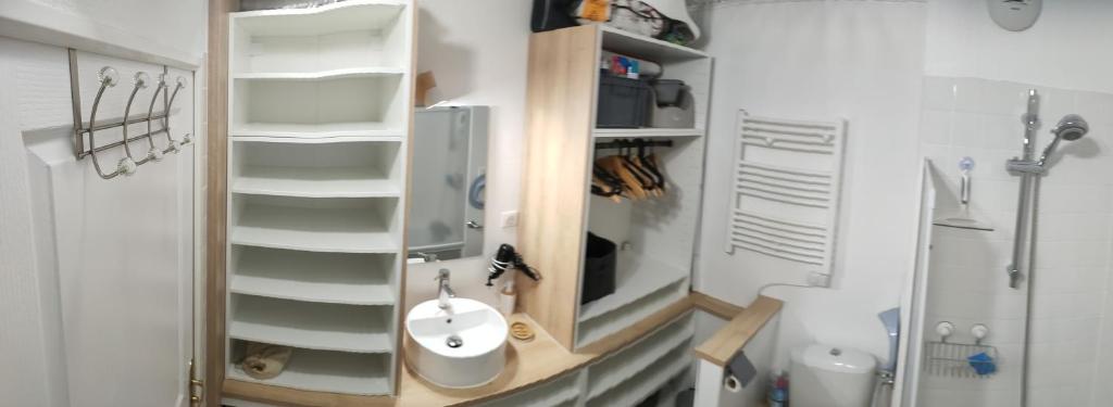 une salle de bain avec un lavabo et un miroir dans l'établissement Risoul Appartement Rénové Piscine Balcons de Sirius, à Risoul
