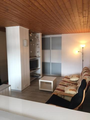 un salon avec un canapé et une table dans l'établissement APPARTEMENT DE MONTAGNE, à Mijoux