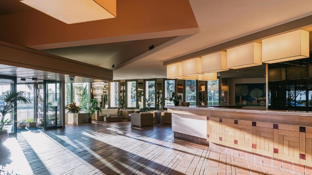 un hall avec un bar dans un bâtiment dans l'établissement MClub Alicudi, à Sciacca 18 autres photos