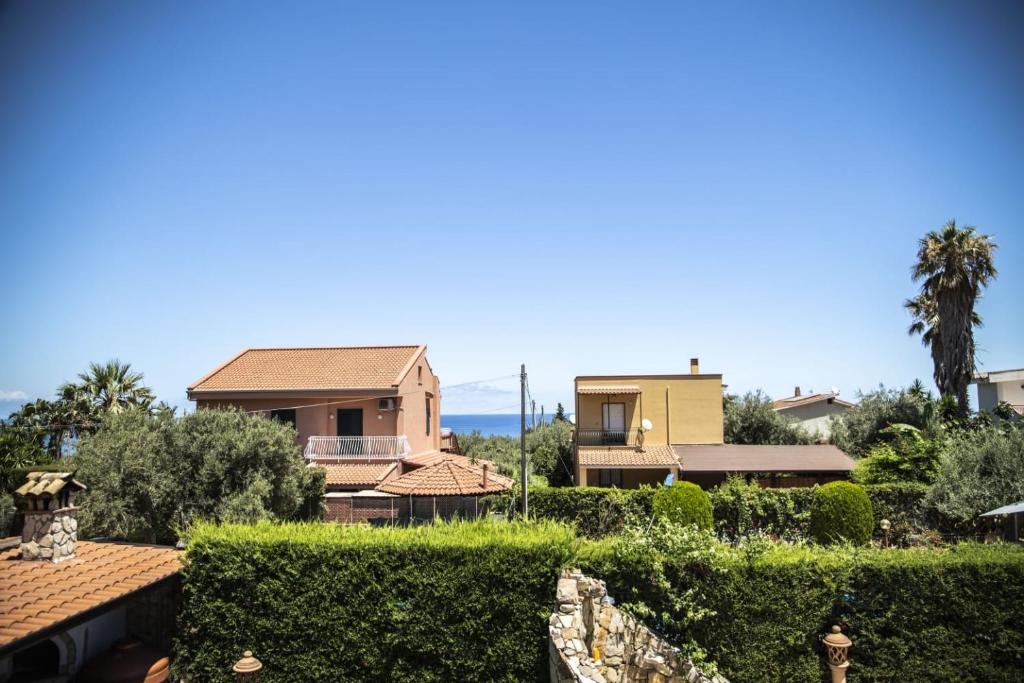 - une vue sur une maison depuis le jardin dans l'établissement Dimora Fanale, Villa Esclusiva con Piscina Privata - Fanale Rentals, à Altavilla Milicia