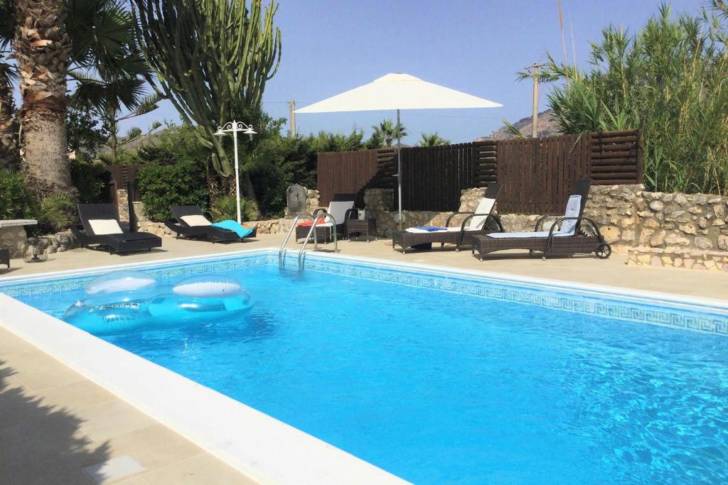 - une piscine avec des nouilles bleues dans l'établissement Villa Isabella, à Castellammare del Golfo