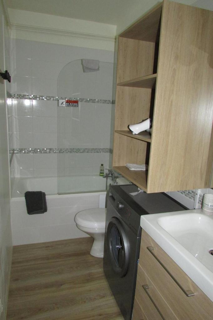 une salle de bain avec toilettes et lavabo et une machine à laver dans l'établissement Superbe studio Les Angles, aux Angles