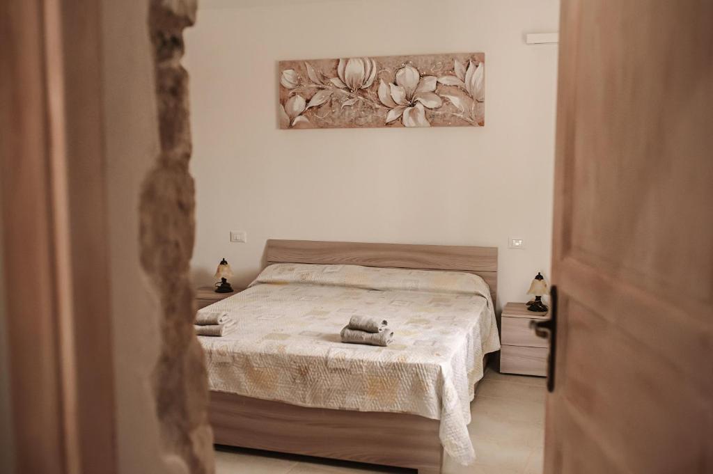 une chambre avec un lit avec un animal en peluche dessus dans l'établissement TRULLO PARCOMONSIGNORE CON PISCINA PRIVATA, à San Vito dei Normanni 26 autres photos