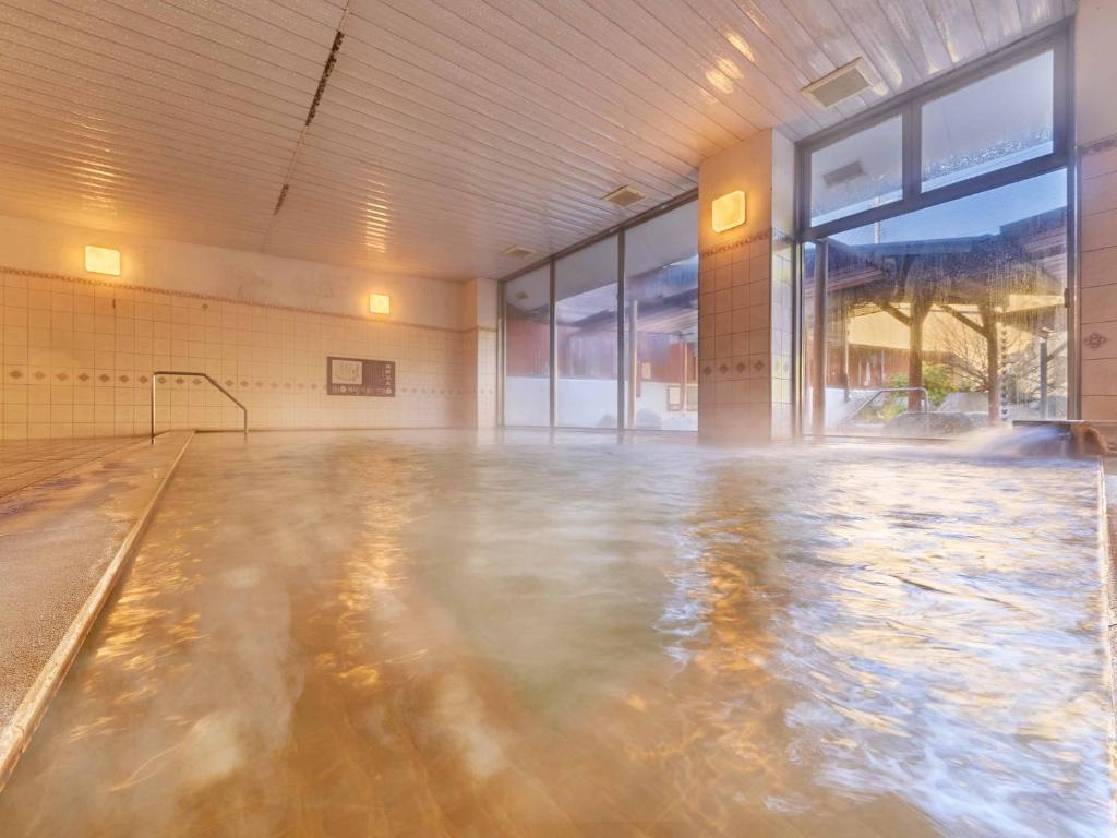 une piscine d'eau à l'intérieur d'un bâtiment dans l'établissement Ooedo Onsen Monogatari Ureshinokan, à Ureshino 38 autres photos