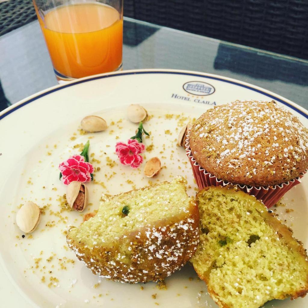 une assiette de nourriture avec un muffin, un muffin et un muffinet dans l'établissement Hotel Claila, à Francavilla al Mare