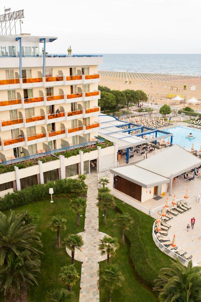 une vue aérienne de l'hôtel et de la plage dans l'établissement Bibione Palace Hotel, à Bibione