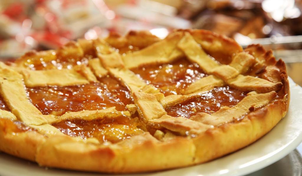 une tarte au sirop sur une plaque blanche dans l'établissement Hotel Elisir, à Rimini
