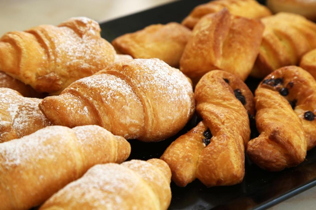 - une pile de pâtisseries assises sur un plateau dans l'établissement Hotel Elisir, à Rimini