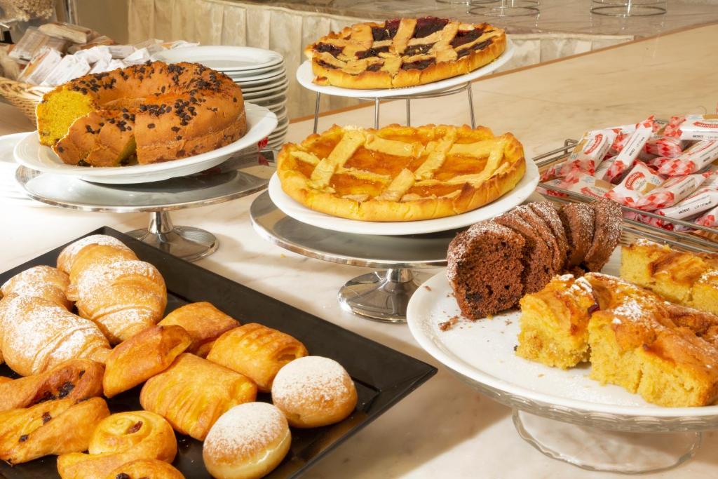 un buffet de différents types de pains et de viennoiseries dans l'établissement Hotel Elisir, à Rimini