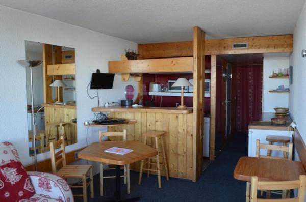 une cuisine et une salle à manger avec une table et des chaises dans l'établissement PIERRA MENTA ARC 1800 Studio Appartement - 5 per, à Arc 1800 24 autres photos