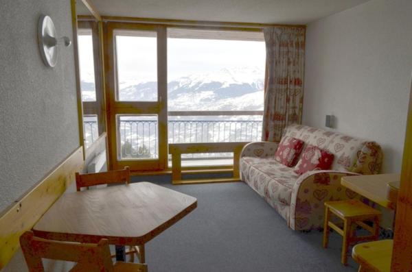 un salon avec un canapé et une table dans l'établissement PIERRA MENTA ARC 1800 Studio Appartement - 5 per, à Arc 1800