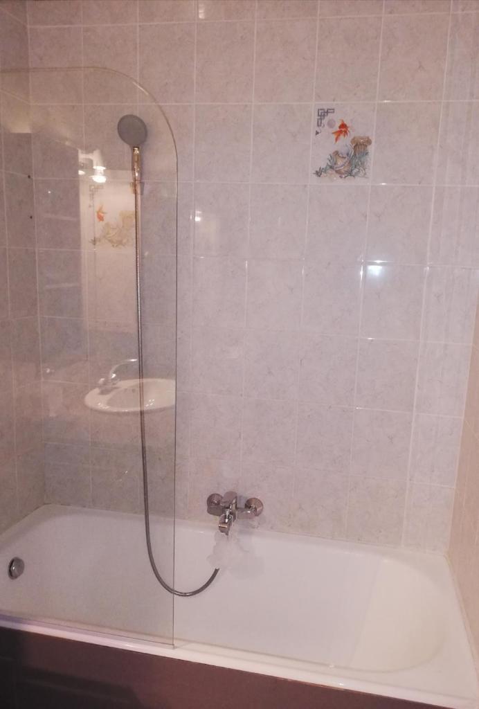 une douche avec une porte en verre et une baignoire dans l'établissement Pra-Loup 1600, Front de Neige, à Pra-Loup 26 autres photos