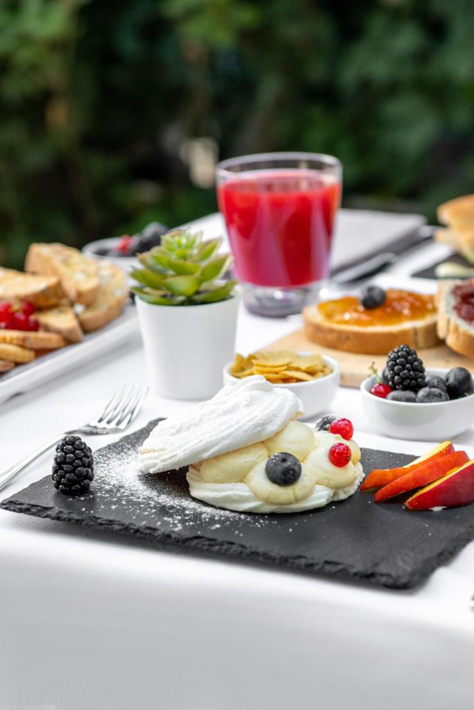 - un plateau de nourriture sur une table dans l'établissement Hotel Eliseo Riccione, à Riccione