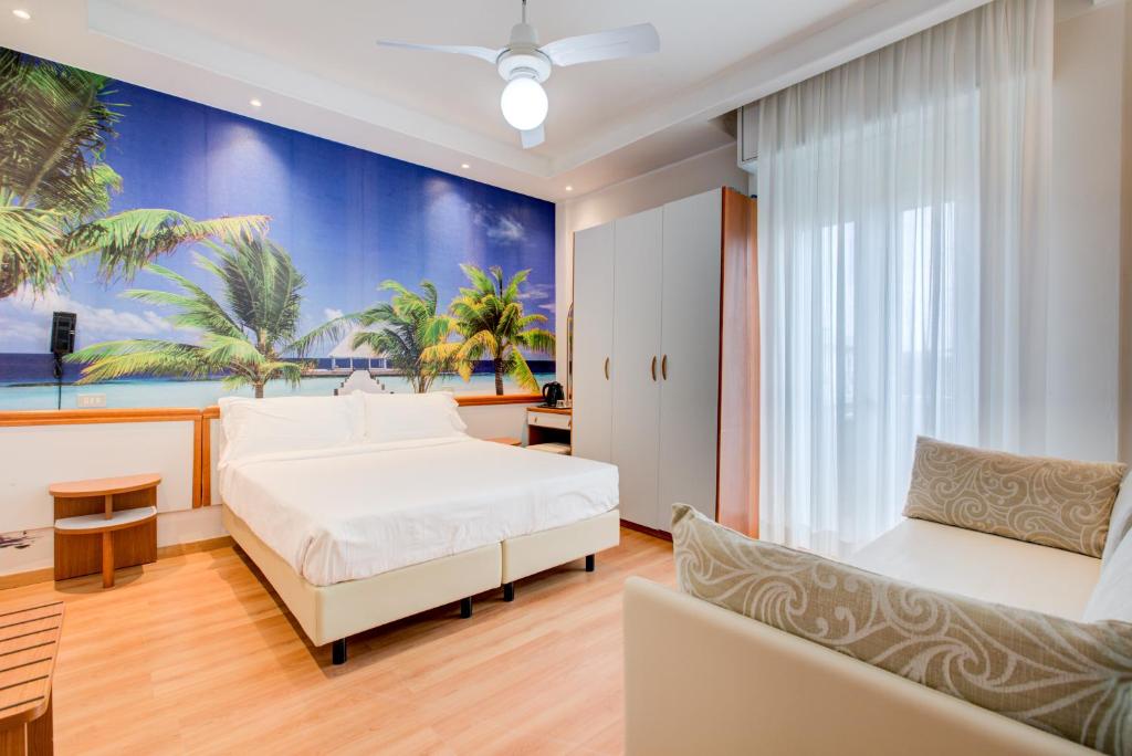 une chambre avec un lit et un canapé dans l'établissement Hotel Sympathy, à Rimini